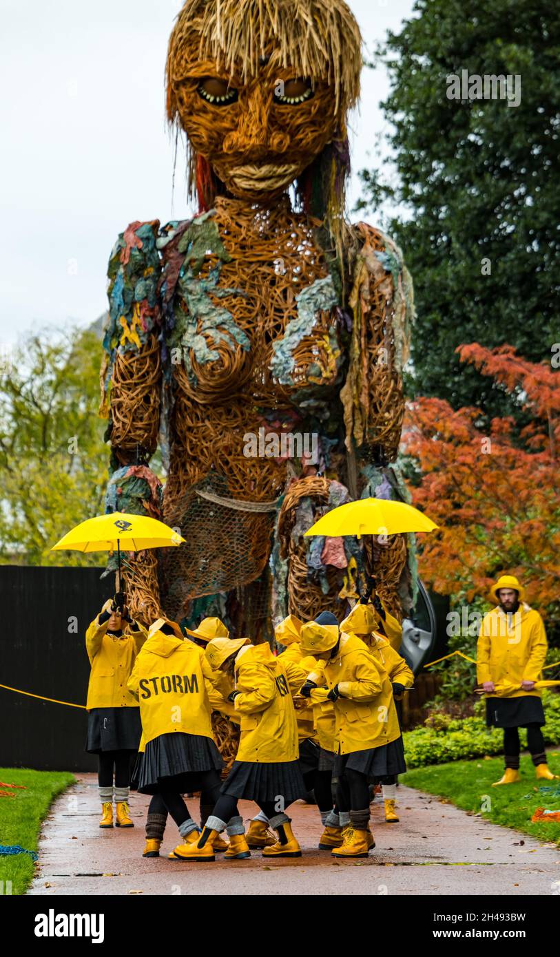 Giant Puppet Storm, fabriqué à partir de matériaux recyclés, au Royal Botanic Garden, Édimbourg, Écosse, Royaume-Uni Banque D'Images