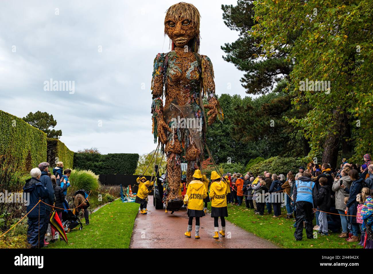 Des gens qui regardent l'événement théâtral Giant Puppet Storm, fait des matériaux recyclés de forme, au Royal Botanic Garden, Édimbourg, Écosse, Royaume-Uni Banque D'Images