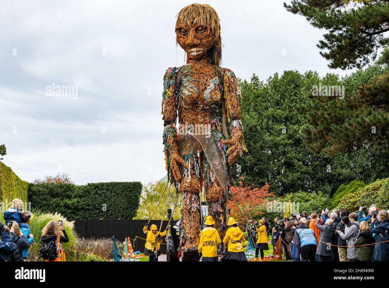 Des gens qui regardent l'événement théâtral Giant Puppet Storm, fait des matériaux recyclés de forme, au Royal Botanic Garden, Édimbourg, Écosse, Royaume-Uni Banque D'Images