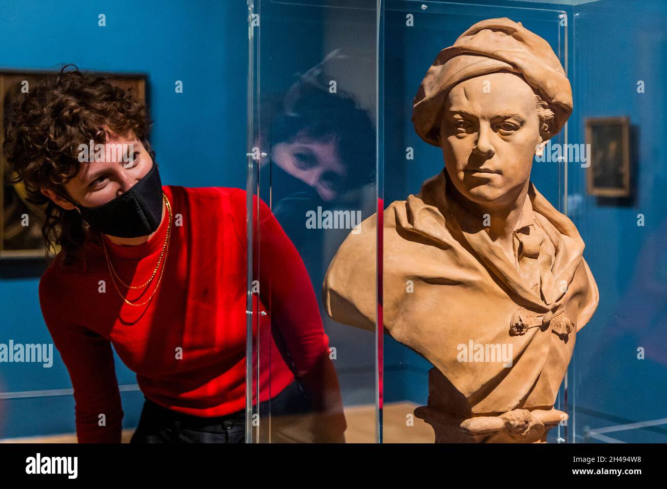 Londres, Royaume-Uni.1er novembre 2021.Un buste de Hogarth, c1741, par Louis Roubiliac avec des œuvres de Hogarth en arrière-plan - Hogarth & Europe à Tate Britain.Une nouvelle exposition présente William Hogarth (1697-1764), l'un des peintres les plus célèbres de Grande-Bretagne, sous une nouvelle lumière.Son œuvre est présentée aux côtés d'artistes de tout le continent, comparant la façon dont Hogarth a représenté Londres avec la façon dont d'autres artistes ont capturé des villes européennes.Crédit : Guy Bell/Alay Live News Banque D'Images