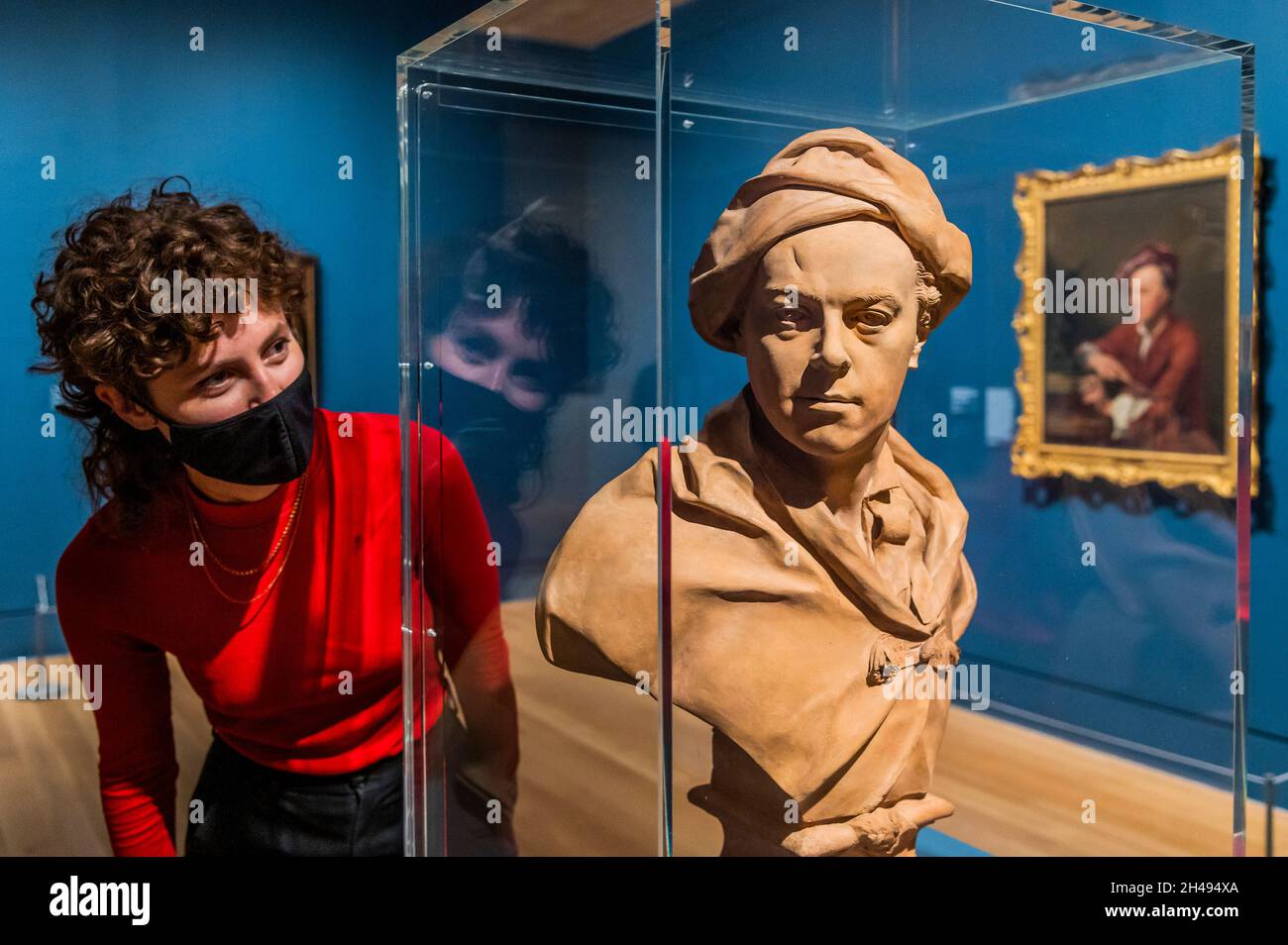 Londres, Royaume-Uni.1er novembre 2021.Un buste de Hogarth, c1741, par Louis Roubiliac avec des œuvres de Hogarth en arrière-plan - Hogarth & Europe à Tate Britain.Une nouvelle exposition présente William Hogarth (1697-1764), l'un des peintres les plus célèbres de Grande-Bretagne, sous une nouvelle lumière.Son œuvre est présentée aux côtés d'artistes de tout le continent, comparant la façon dont Hogarth a représenté Londres avec la façon dont d'autres artistes ont capturé des villes européennes.Crédit : Guy Bell/Alay Live News Banque D'Images