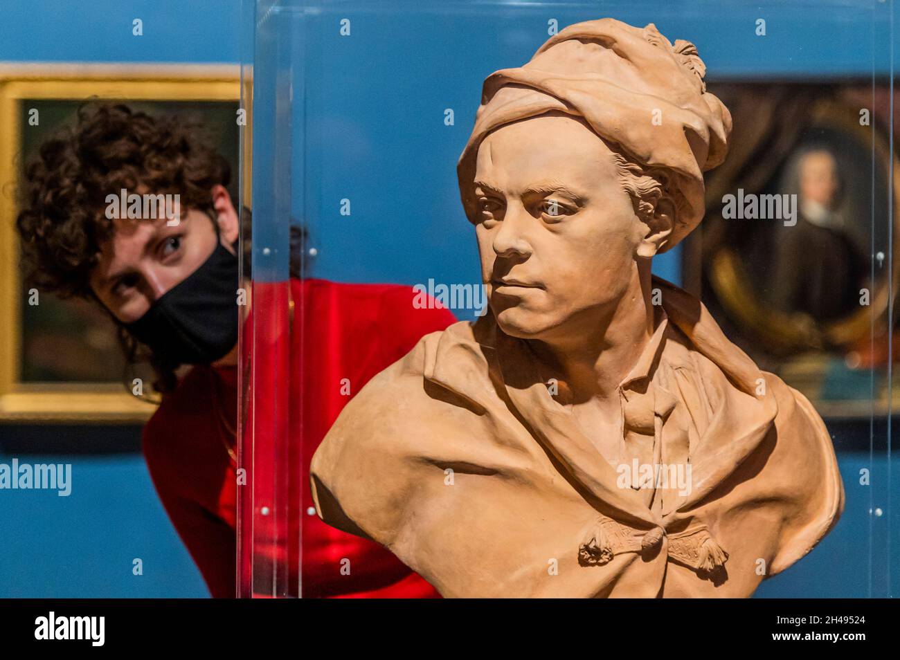 Londres, Royaume-Uni.1er novembre 2021.Un buste de Hogarth, c1741, par Louis Roubiliac avec des œuvres de Hogarth en arrière-plan - Hogarth & Europe à Tate Britain.Une nouvelle exposition présente William Hogarth (1697-1764), l'un des peintres les plus célèbres de Grande-Bretagne, sous une nouvelle lumière.Son œuvre est présentée aux côtés d'artistes de tout le continent, comparant la façon dont Hogarth a représenté Londres avec la façon dont d'autres artistes ont capturé des villes européennes.Crédit : Guy Bell/Alay Live News Banque D'Images