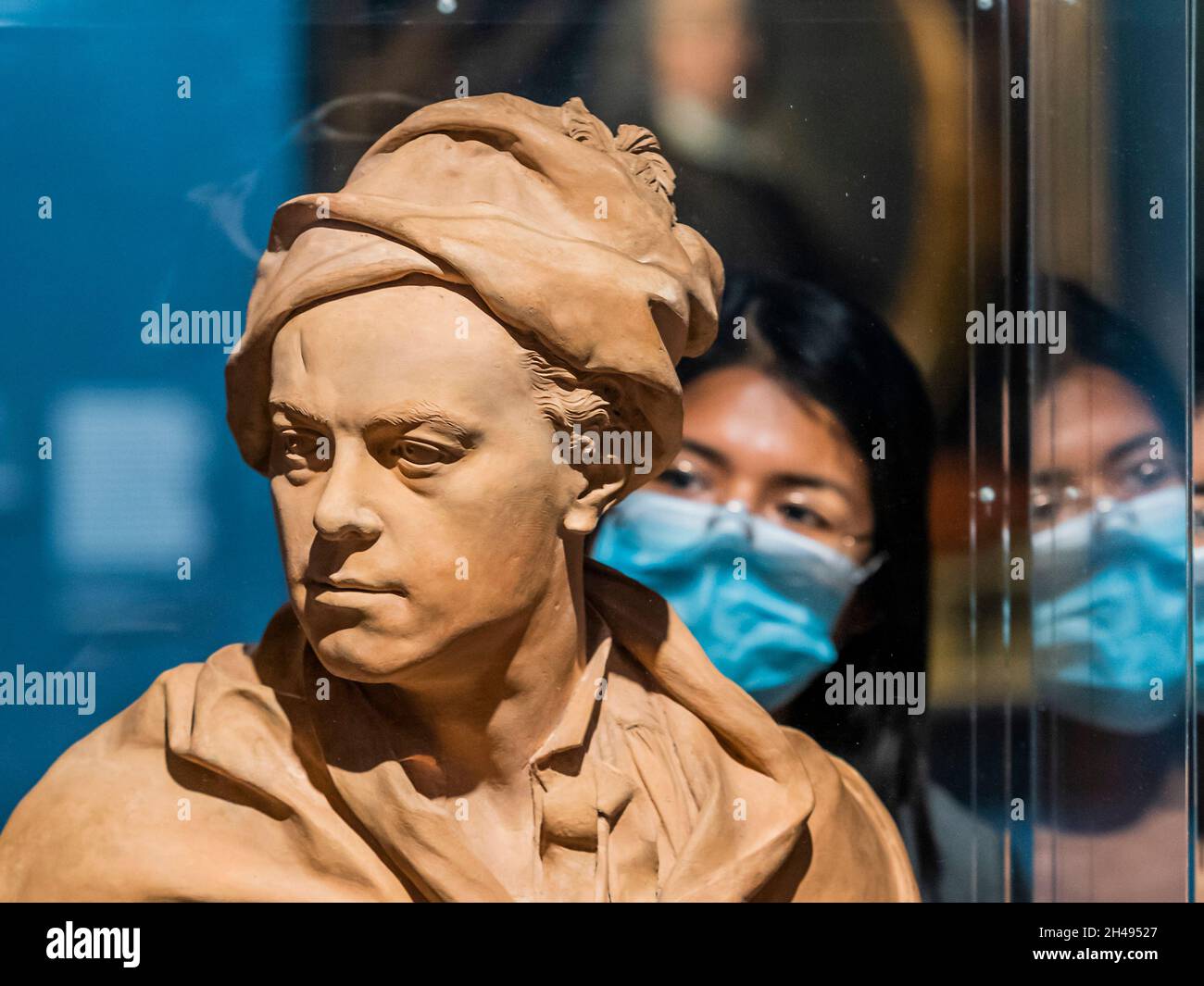 Londres, Royaume-Uni.1er novembre 2021.Un buste de Hogarth, c1741, par Louis Roubiliac avec des œuvres de Hogarth en arrière-plan - Hogarth & Europe à Tate Britain.Une nouvelle exposition présente William Hogarth (1697-1764), l'un des peintres les plus célèbres de Grande-Bretagne, sous une nouvelle lumière.Son œuvre est présentée aux côtés d'artistes de tout le continent, comparant la façon dont Hogarth a représenté Londres avec la façon dont d'autres artistes ont capturé des villes européennes.Crédit : Guy Bell/Alay Live News Banque D'Images