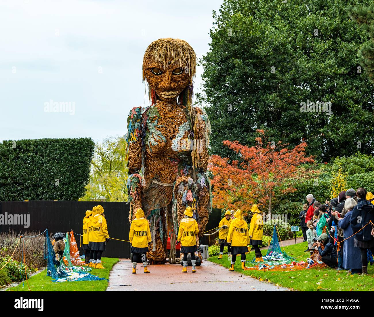 Des gens qui regardent la tempête de marionnettes géantes, des matériaux recyclés de forme, au Royal Botanic Garden, Édimbourg, Écosse, Royaume-Uni Banque D'Images