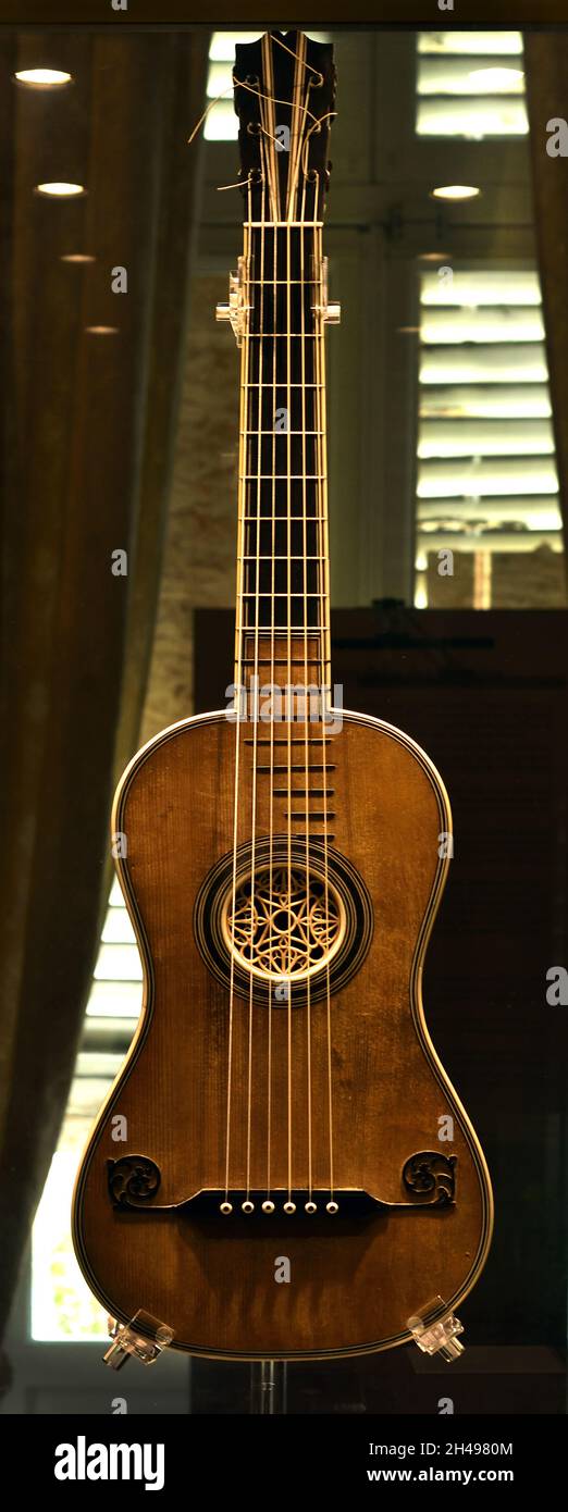 6 String Guitar Spruce Soundboard Maple dos et côtés String longueur 633mm par Ory Koliker Paris 1797 France Français.Palazzo Tursi Room Niccolò Paganini (1782-1840).Gênes Italie Italien. Banque D'Images