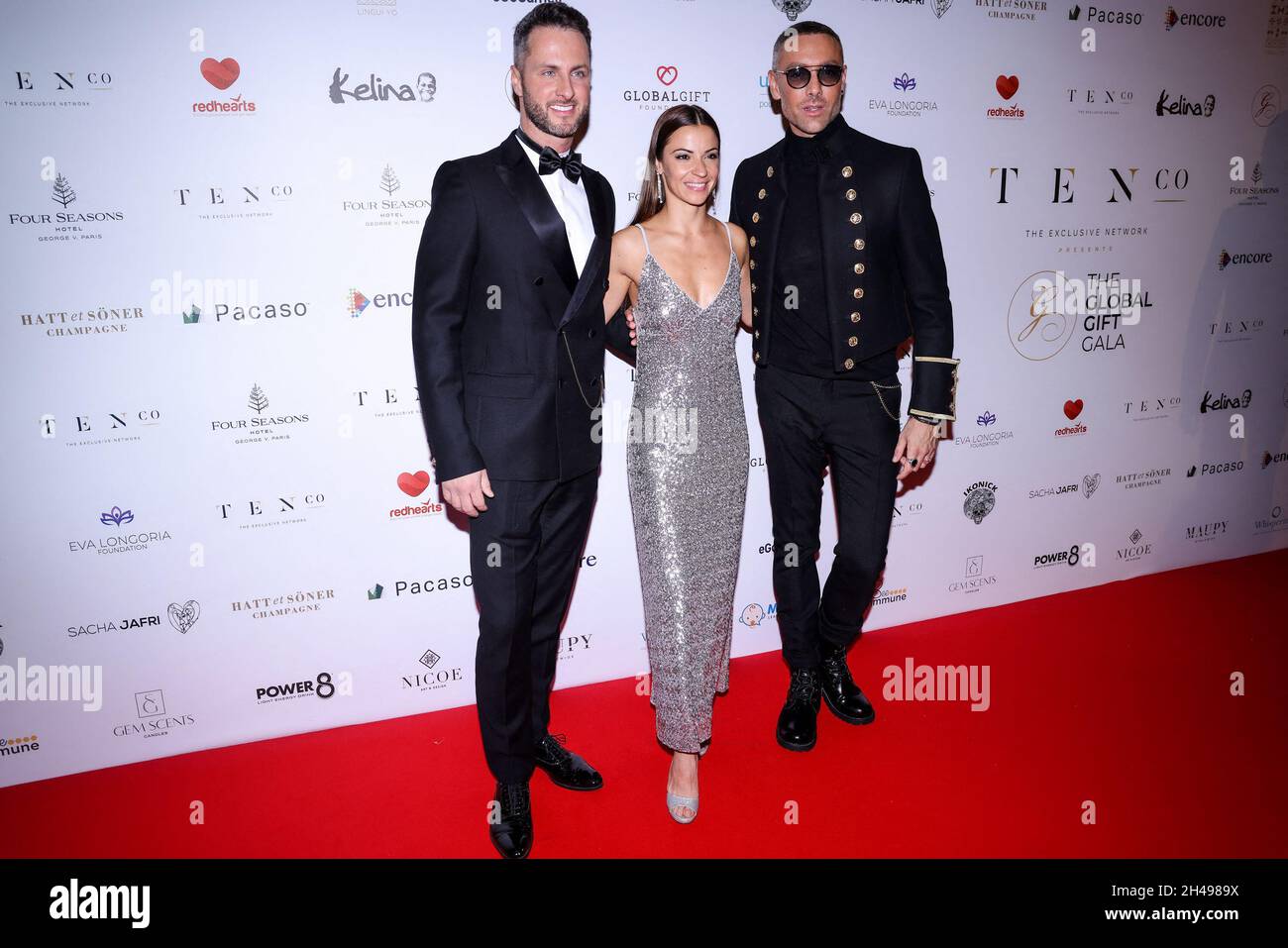 Paris, France.30 octobre 2021.Christian Millette, Denitsa Ikonomova et Maxime Dereymez arrivent au Gala mondial des cadeaux le 30 octobre 2021 à George V à Paris, en France.(Photo de Lyvans Boolaky/ÙPtertainment/Sipa USA) crédit: SIPA USA/Alay Live News Banque D'Images