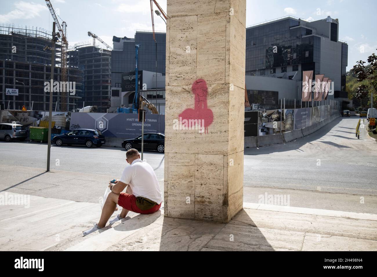 La vie quotidienne à Tirana, la capitale de l'Albanie, connue pour son architecture ottomane-fasciste et soviétique colorée, les Balkans, l'Europe du Sud-est. Banque D'Images