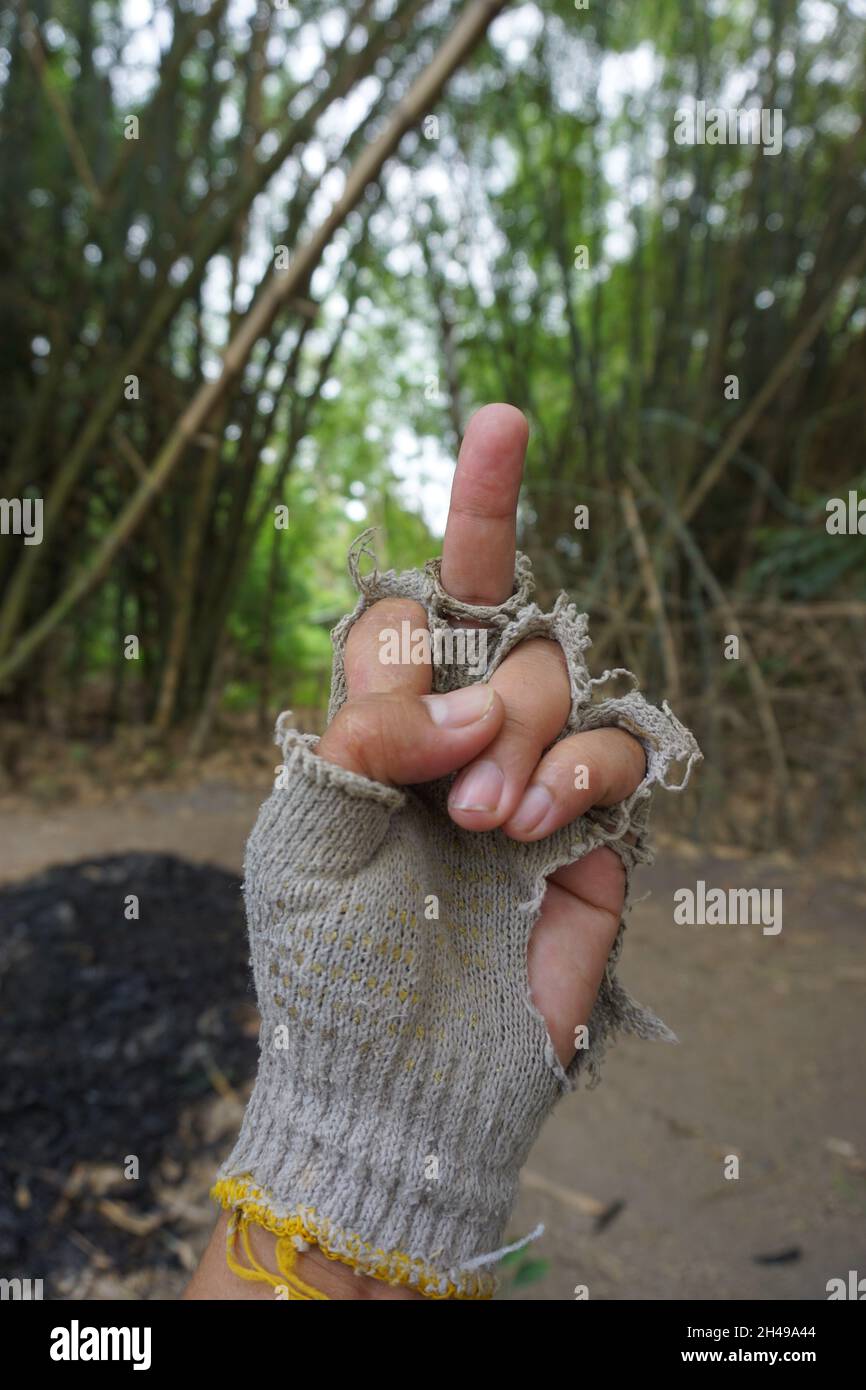 Mains avec trous et gants cassés Banque D'Images