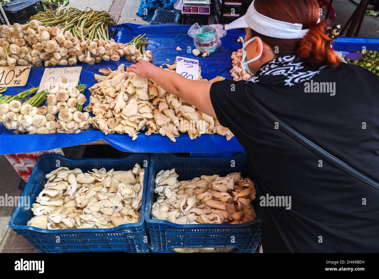 Femme achetant des légumes frais biologiques, prune, champignons, oignon frais au marché de bazar du village à Manavgat, Antalya, Turquie. Banque D'Images