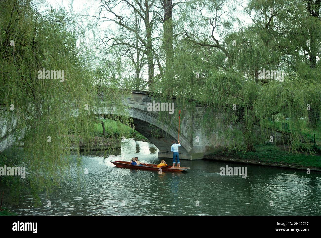 Royaume-Uni.Angleterre.Cambridge.Punting sur la rivière. Banque D'Images