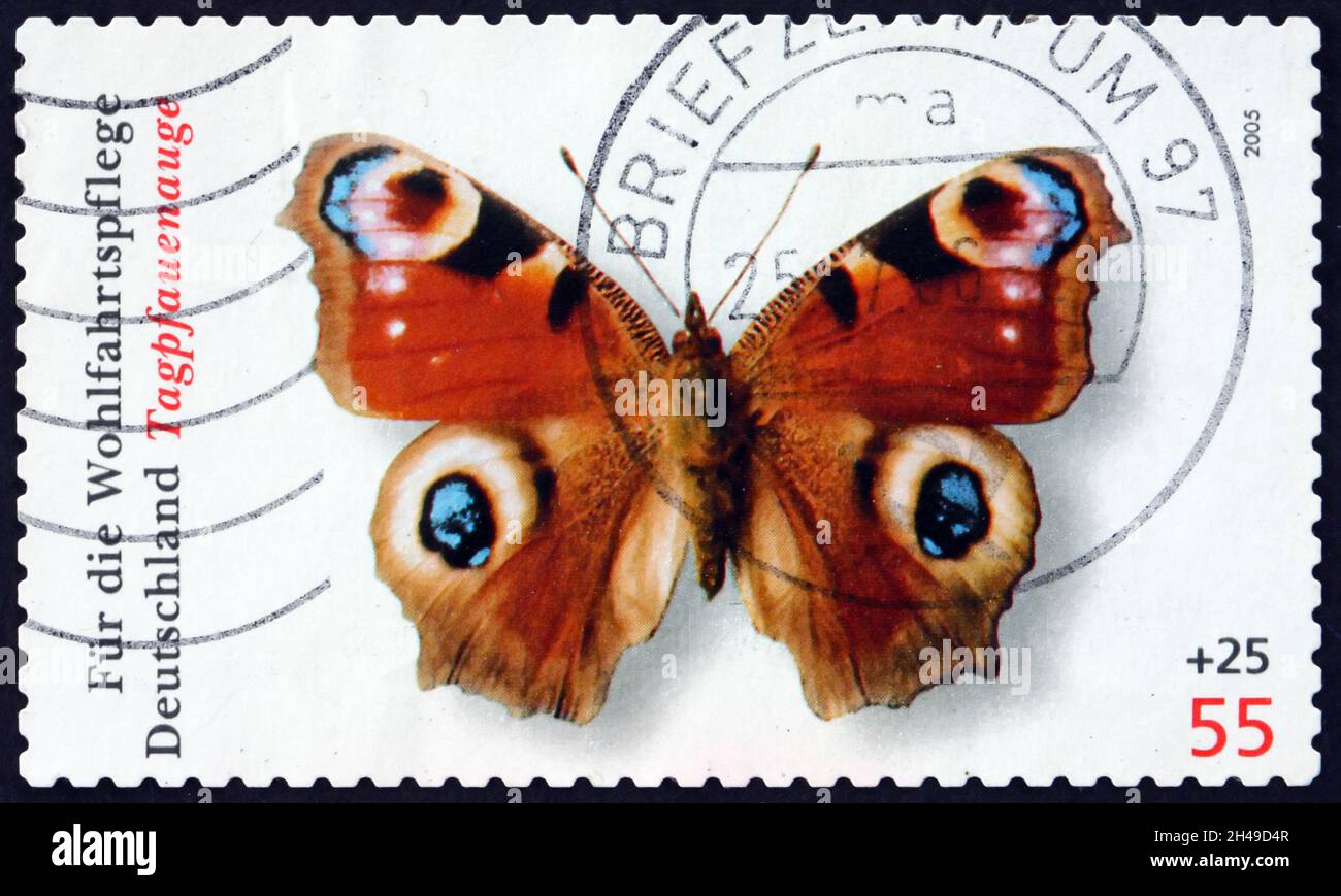 ALLEMAGNE - VERS 2005: Un timbre imprimé en Allemagne montre le paon papillon (aglais io), est un papillon coloré trouvé en Europe et en Asie tempérée, cir Banque D'Images