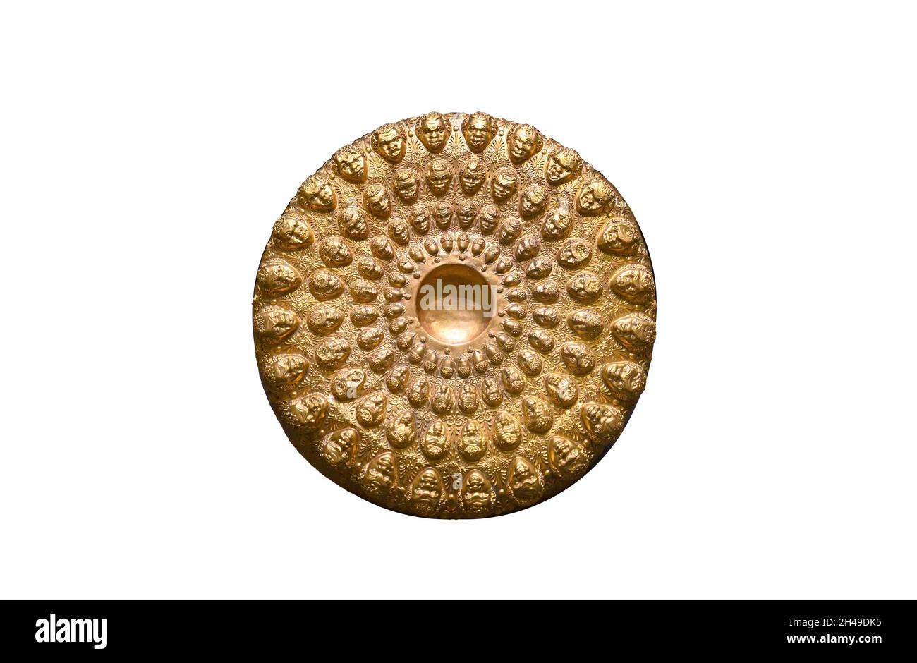 Réplique de l'or Phiale (bol de libation) en relief avec 72 têtes isolées sur fond blanc.Panagyurishte Treasure en Bulgarie.Civilisation thrace Banque D'Images