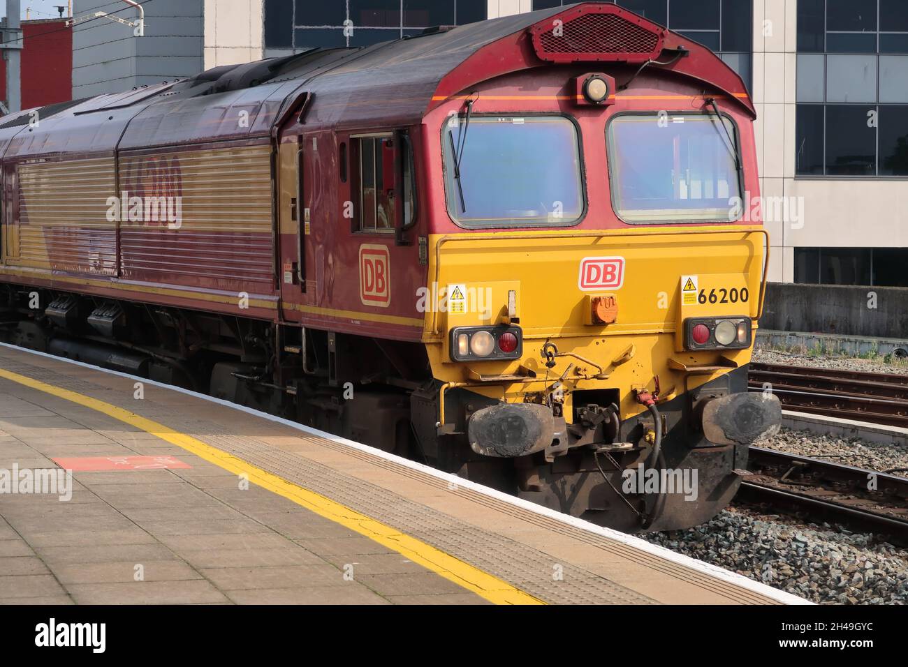 British Rail classe 66 No 66200 passant par la gare centrale de Cardiff avec un train de marchandises en direction de l'ouest.14.09.2021. Banque D'Images
