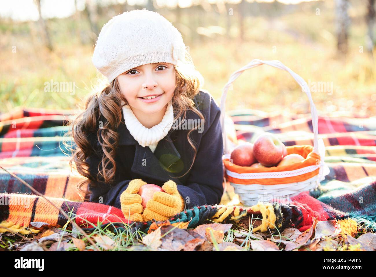 une jeune fille en manteau bleu se trouve sur une couverture dans le parc  en automne.Photo de haute qualité Photo Stock - Alamy