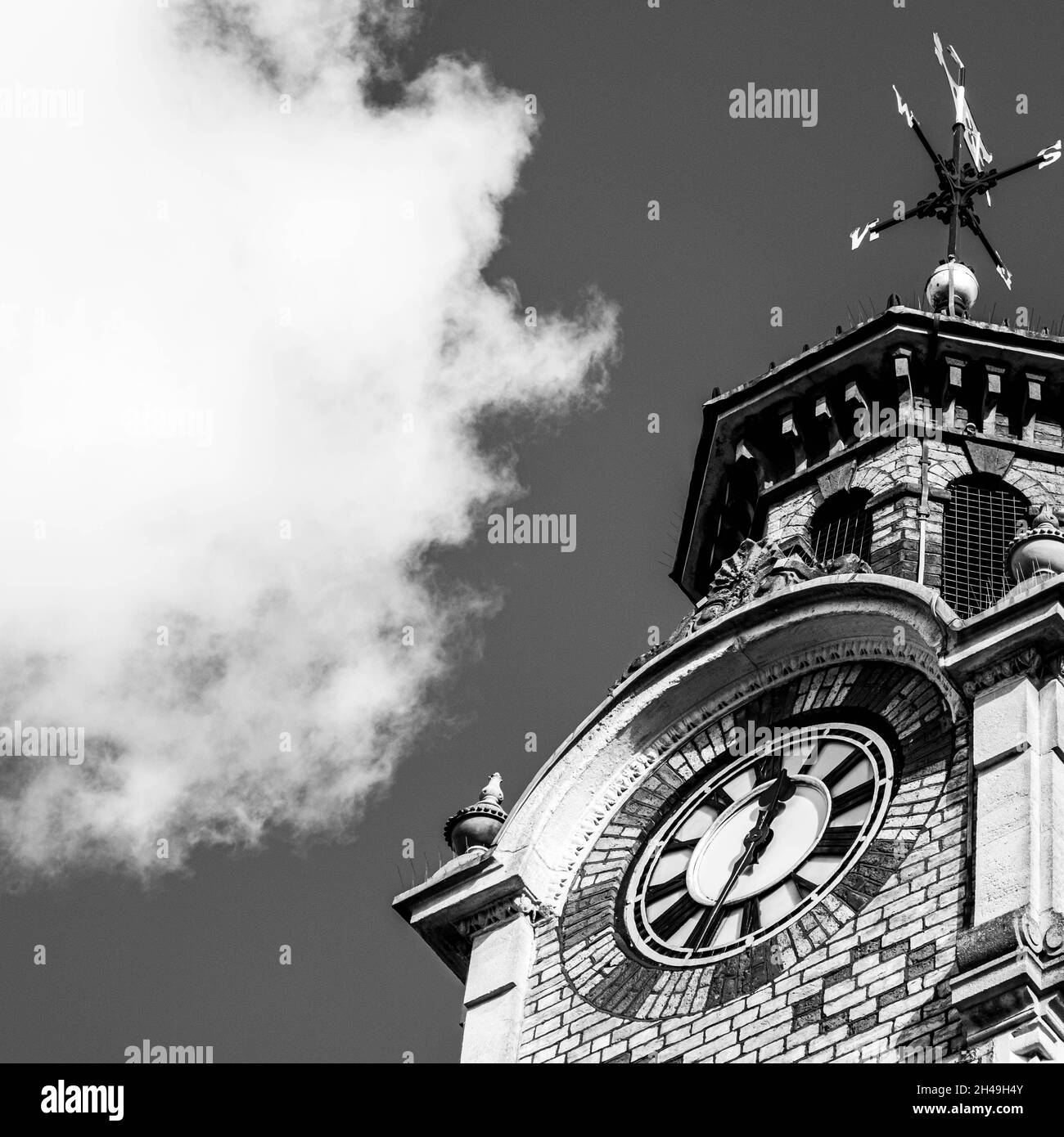 Epsom Surrey Londres, Octoober 31 2021, gros plan noir et blanc de la Tour de l'horloge d'Epsom pas de personne à la recherche Banque D'Images