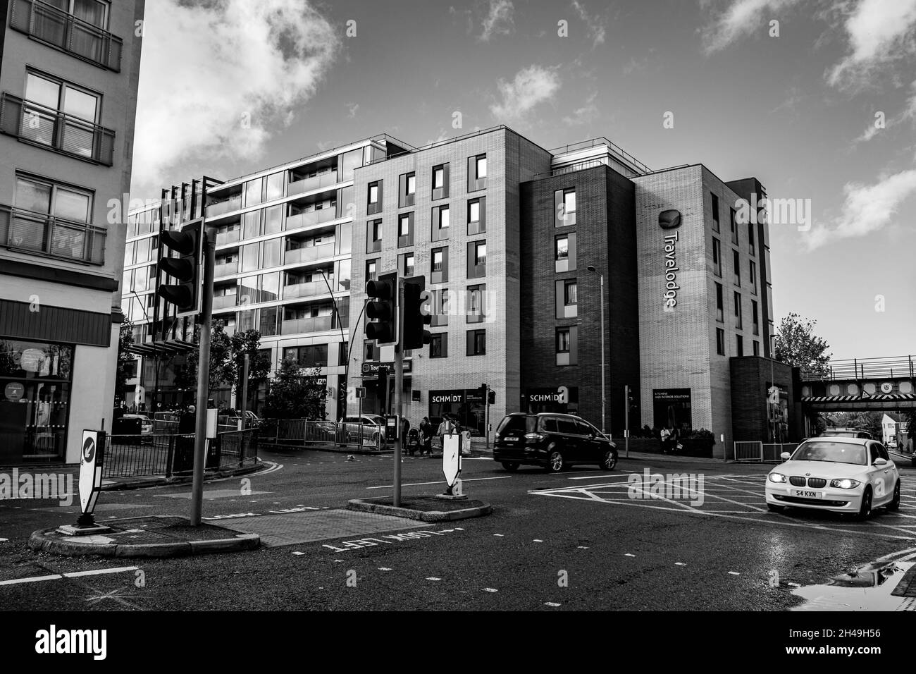 Epsom Surrey London, Octoober 31 2021, Noir et blanc image d'Une route très fréquentée intersection ou intersection avec Un hôtel Travel Lodge Budget et passant Traf Banque D'Images