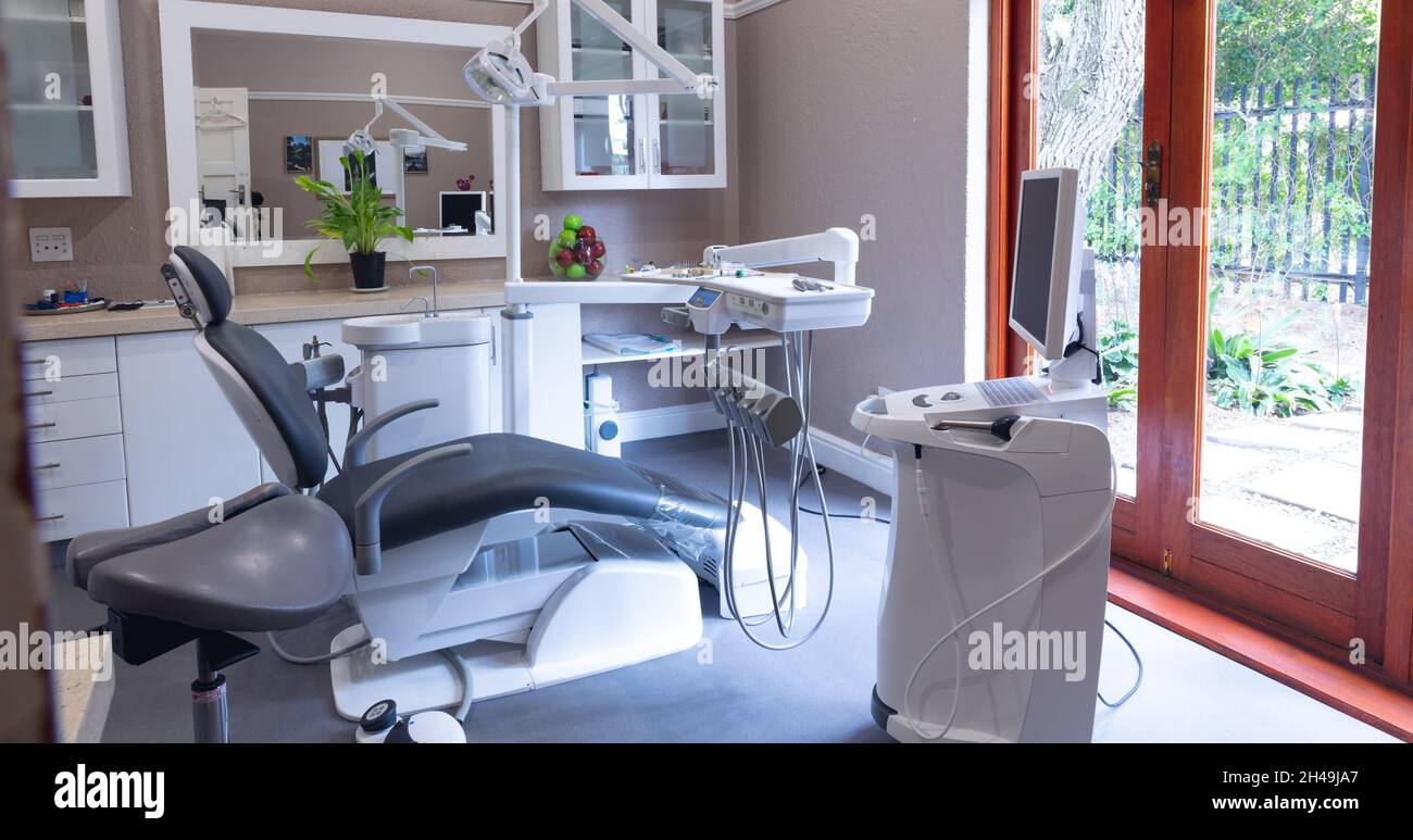 Intérieur de la clinique dentaire moderne vide avec chaise et outils dentaires Banque D'Images
