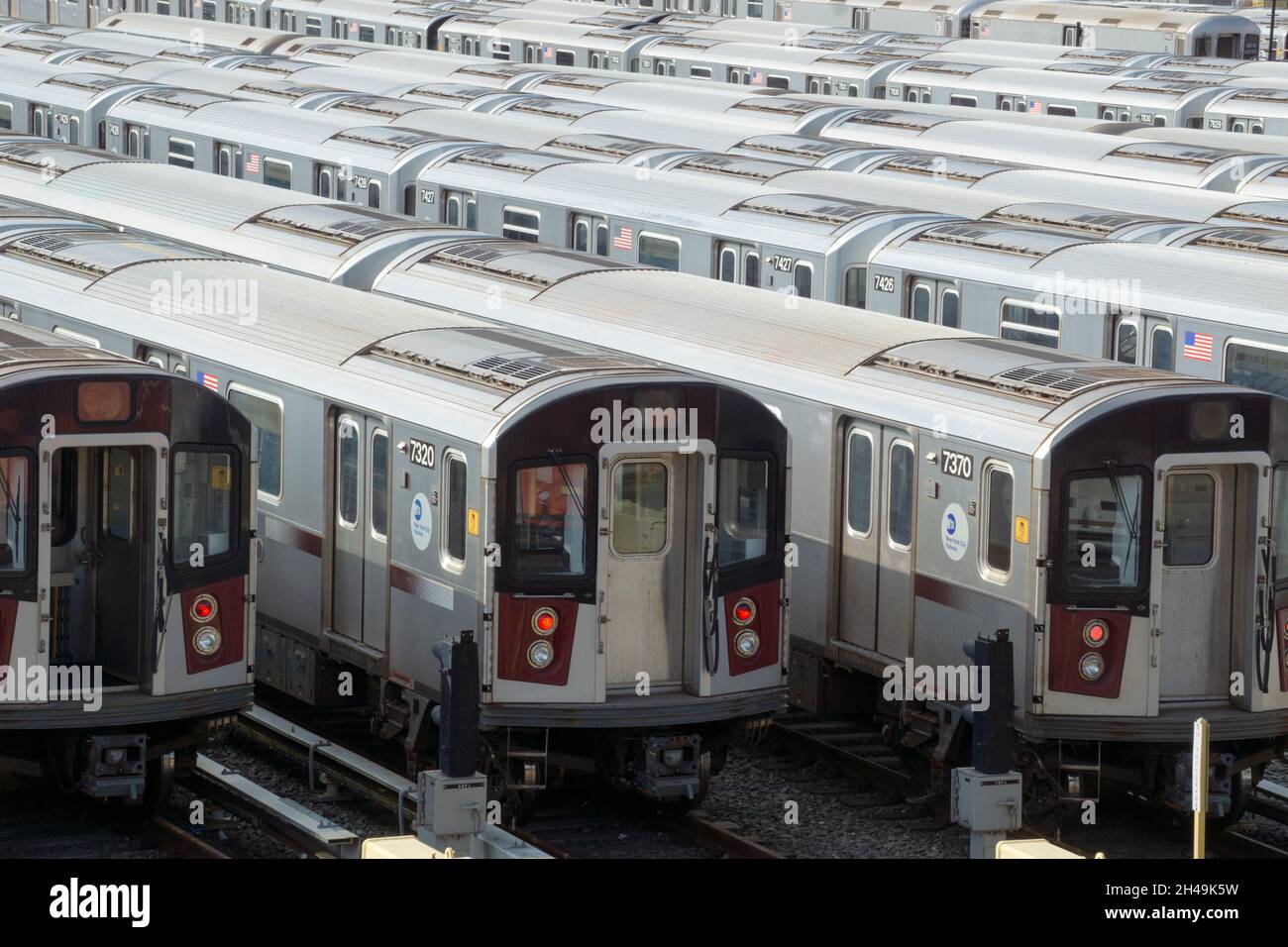 Trains de métro de la ville de New York garés dans le MTA Corona Yard et dans les installations d'entretien.À Queens, New York. Banque D'Images