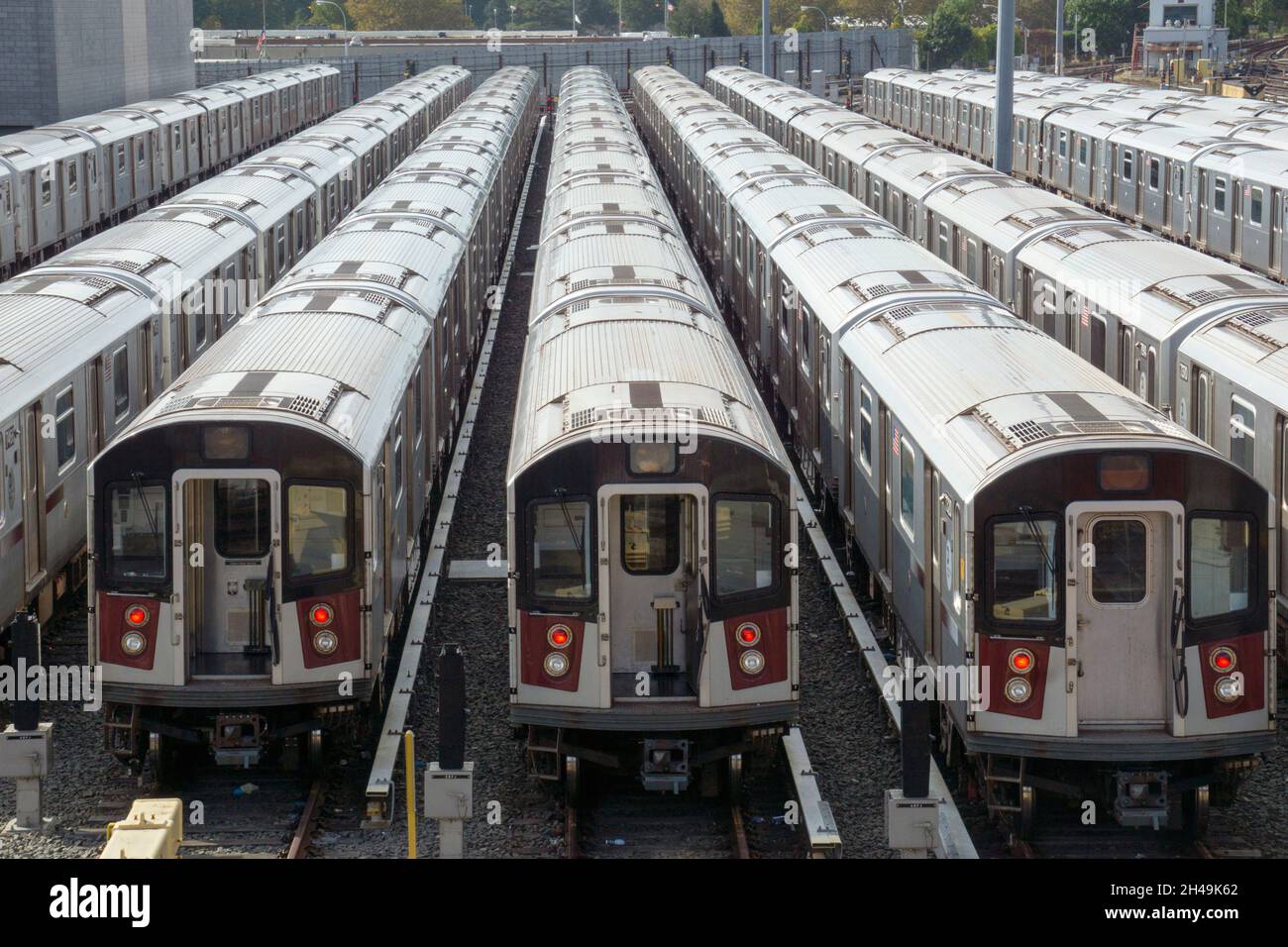 Trains de métro de la ville de New York garés dans le MTA Corona Yard et dans les installations d'entretien.À Queens, New York. Banque D'Images