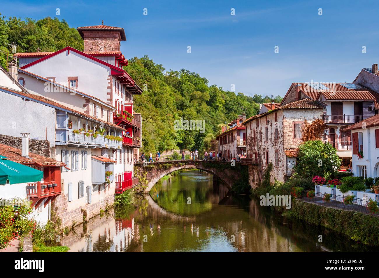 Saint-Jean-pied-de-Port, France. Belle ville traversée par une rivière Banque D'Images