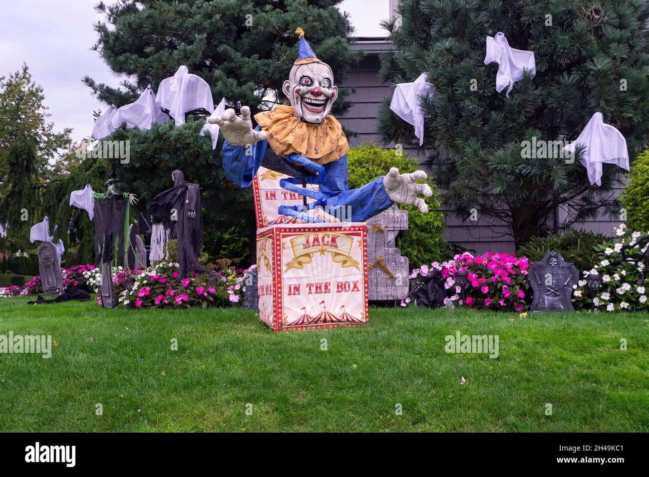 Une maison décorée avec soin pour Halloween avec un grand clown à jack dans la boîte.À Queens, New York Banque D'Images