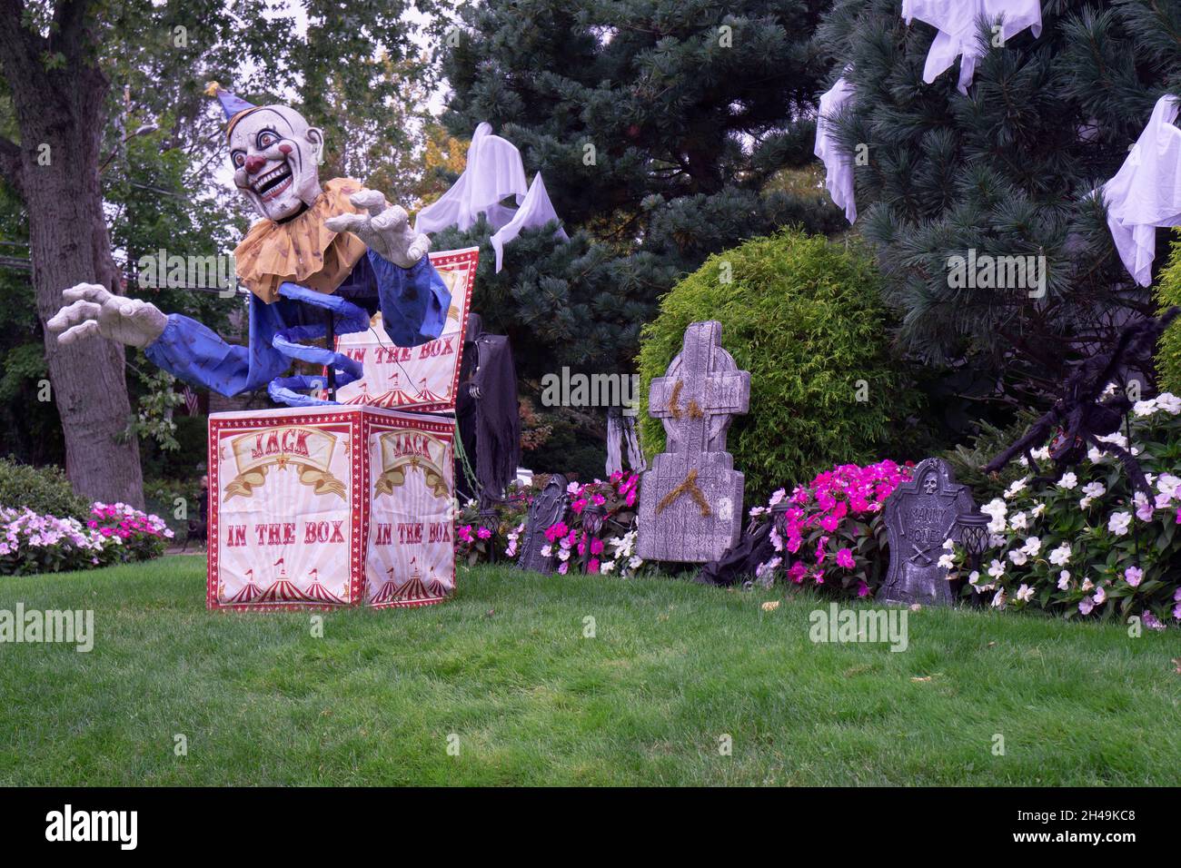 Une maison décorée avec soin pour Halloween avec un grand clown à jack dans la boîte.À Queens, New York Banque D'Images