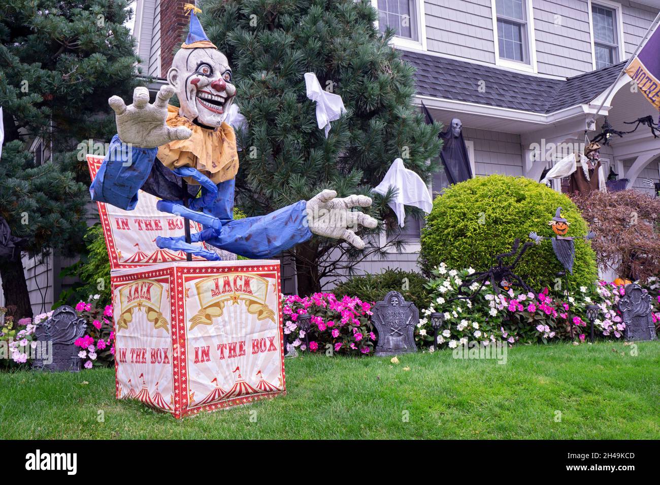 Une maison décorée avec soin pour Halloween avec un grand clown à jack dans la boîte.À Queens, New York Banque D'Images