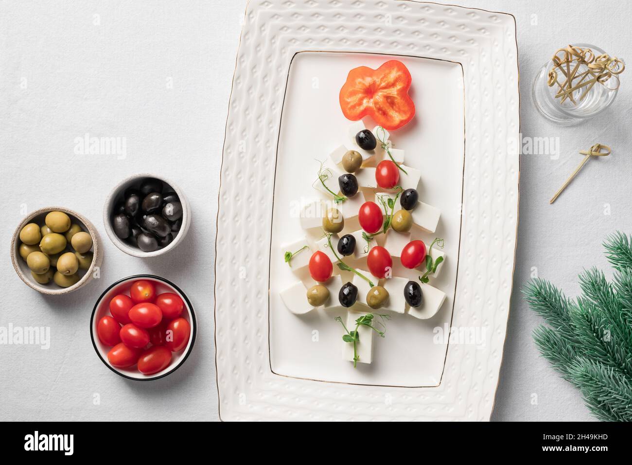 Hors-d'œuvre en forme d'arbre de Noël avec fromage, légumes Banque D'Images