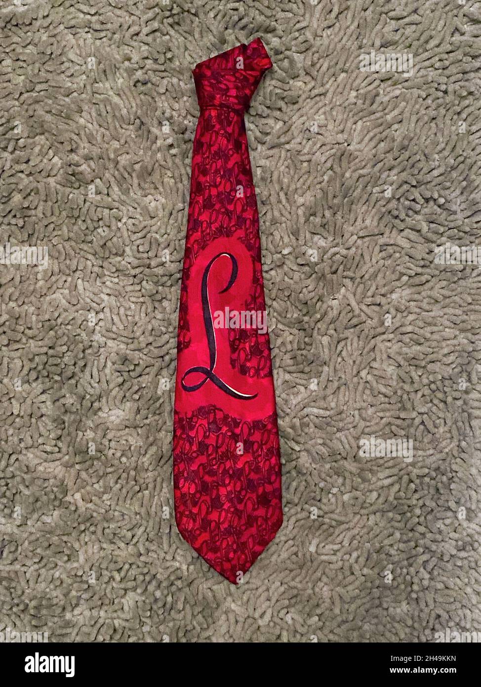 Cravate rouge Art déco des années 1930 ou 1940.Décoration avec la lettre L  Photo Stock - Alamy