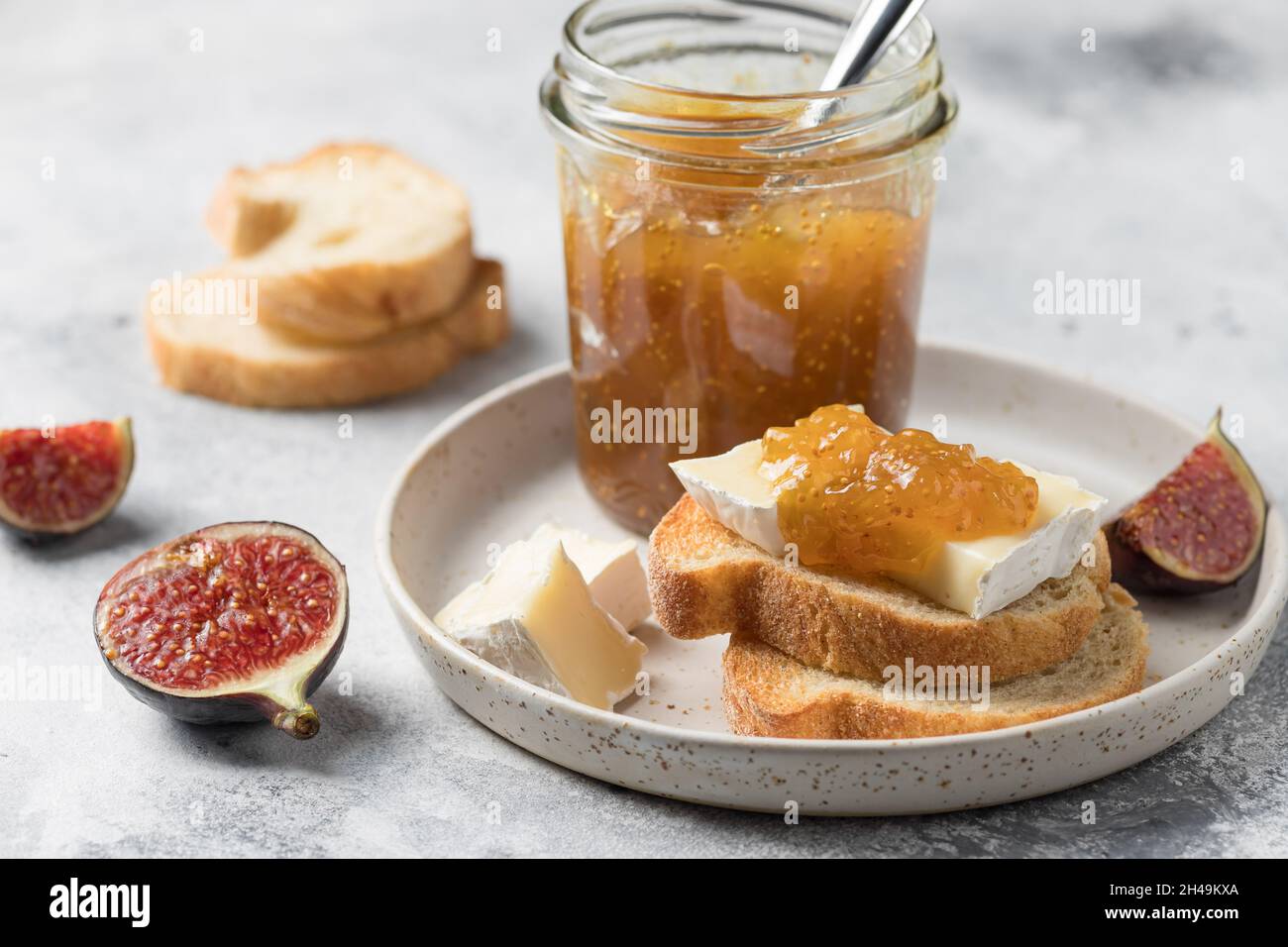 Bruschetta avec confiture de figues et fromage brie camembert Banque D'Images