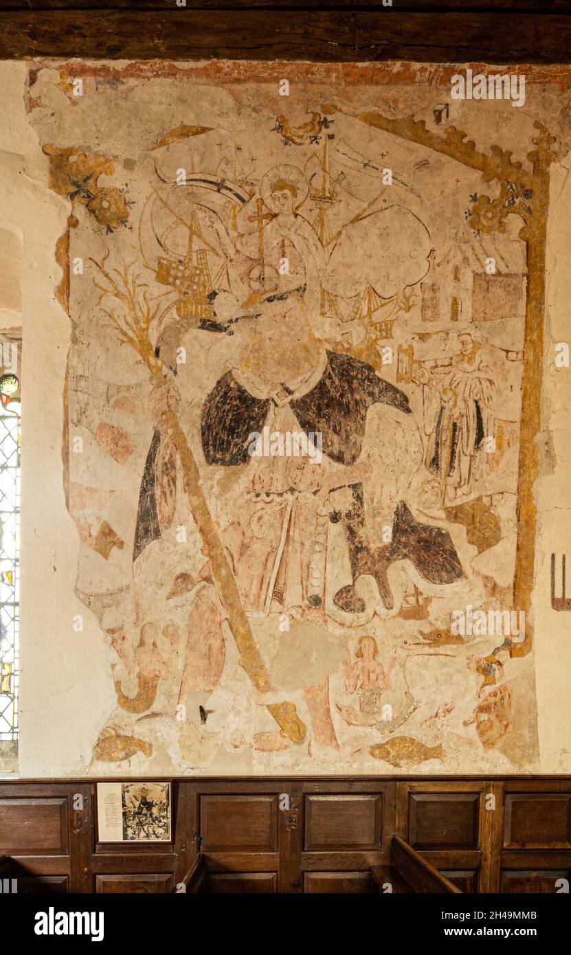 Peintures murales historiques à l'intérieur de l'église St James' Church, village de Bramley, Hampshire, Royaume-Uni, un bâtiment classé Grade I.Peinture de St Christopher du XVIe siècle. Banque D'Images
