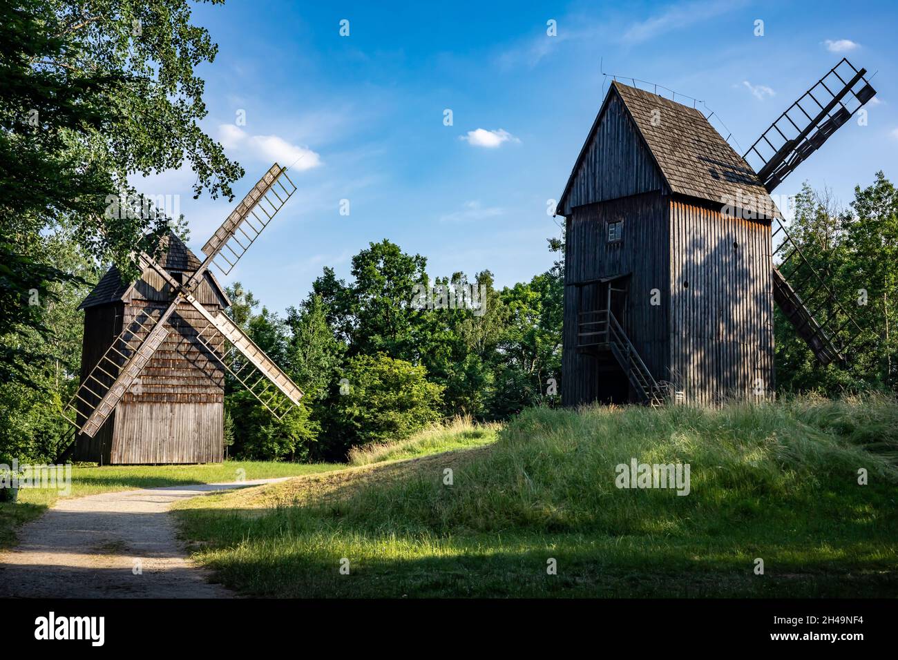 OPOLE, POLOGNE - 20 juin 2021: Deux anciens moulins à vent en bois dans un musée en plein air le village d'Opole. Banque D'Images