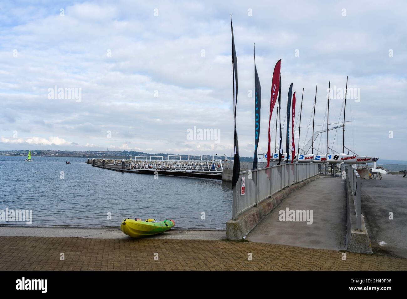 À la recherche de Weymouth et de l'Académie nationale de voile de Portland, port de Portland, Weymouth, Dorset, Angleterre,ROYAUME-UNI Banque D'Images