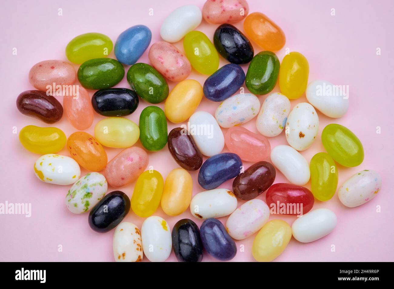 photo macro couleur de jelly beans sur fond rose Banque D'Images