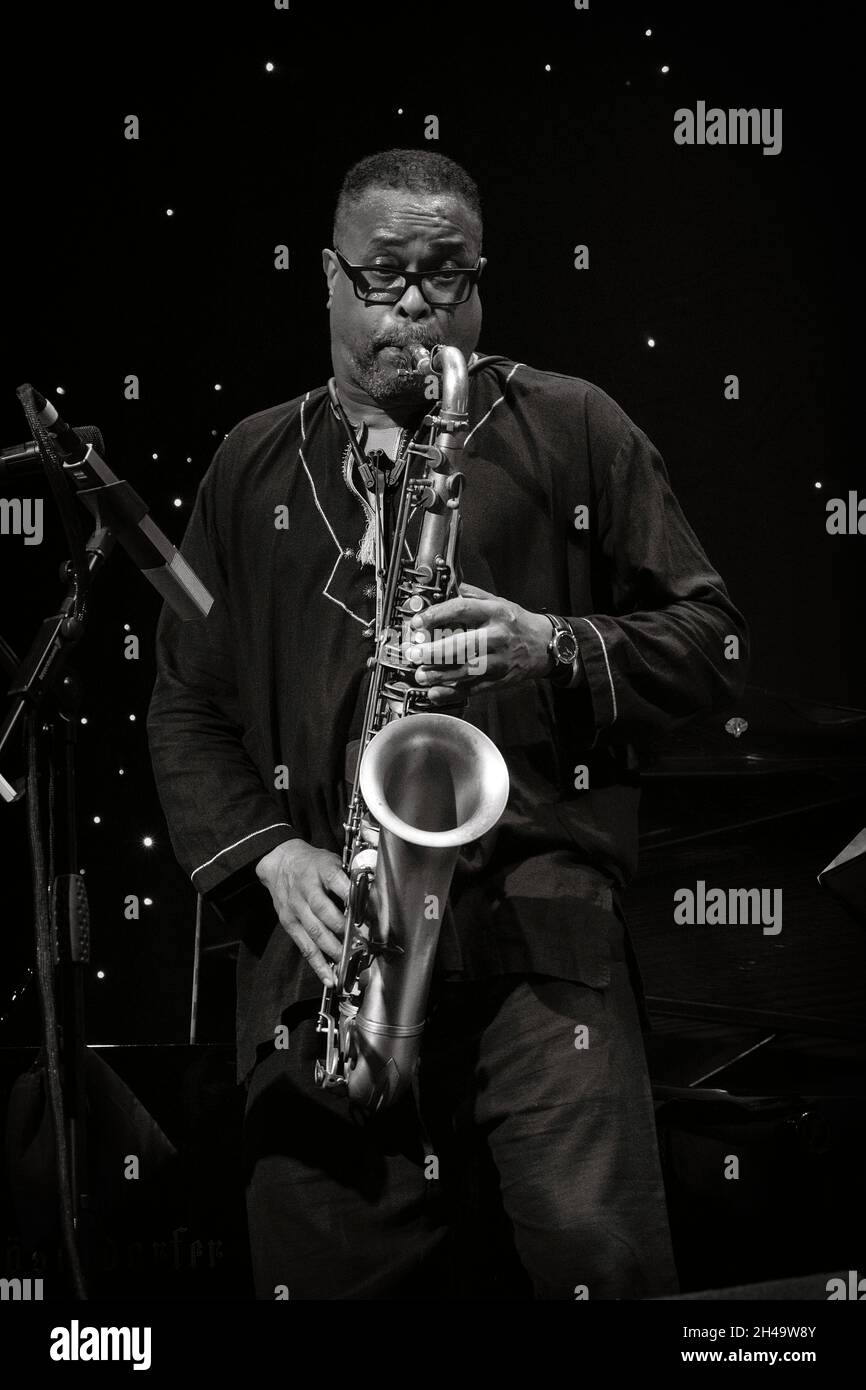 Jean Toussaint joue du sax ténor avec Jean Toussaint Allstar Sextet au Scarborough Jazz Festival 2021, Royaume-Uni Banque D'Images