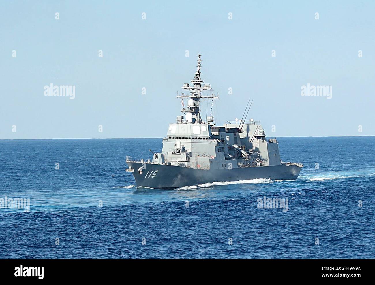 JS Akizuki, États-Unis.25 octobre 2021.Le destroyer JS Akizuki de la Force d'autodéfense maritime japonaise lors d'une patrouille conjointe avec les marines américaine et australienne le 25 octobre 2021 dans la mer des Philippines.Crédit : MC1 Deanna Gonzales/US Navy/Alamy Live News Banque D'Images