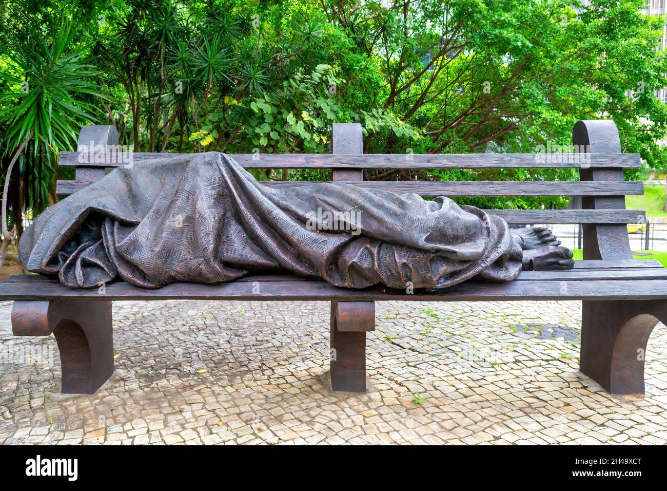 Sculpture ou statue nommée « sans-abri Jésus » par l'artiste canadien Timothy P. Schmalz à Rio de Janeiro, au Brésil.31 octobre 2021 Banque D'Images