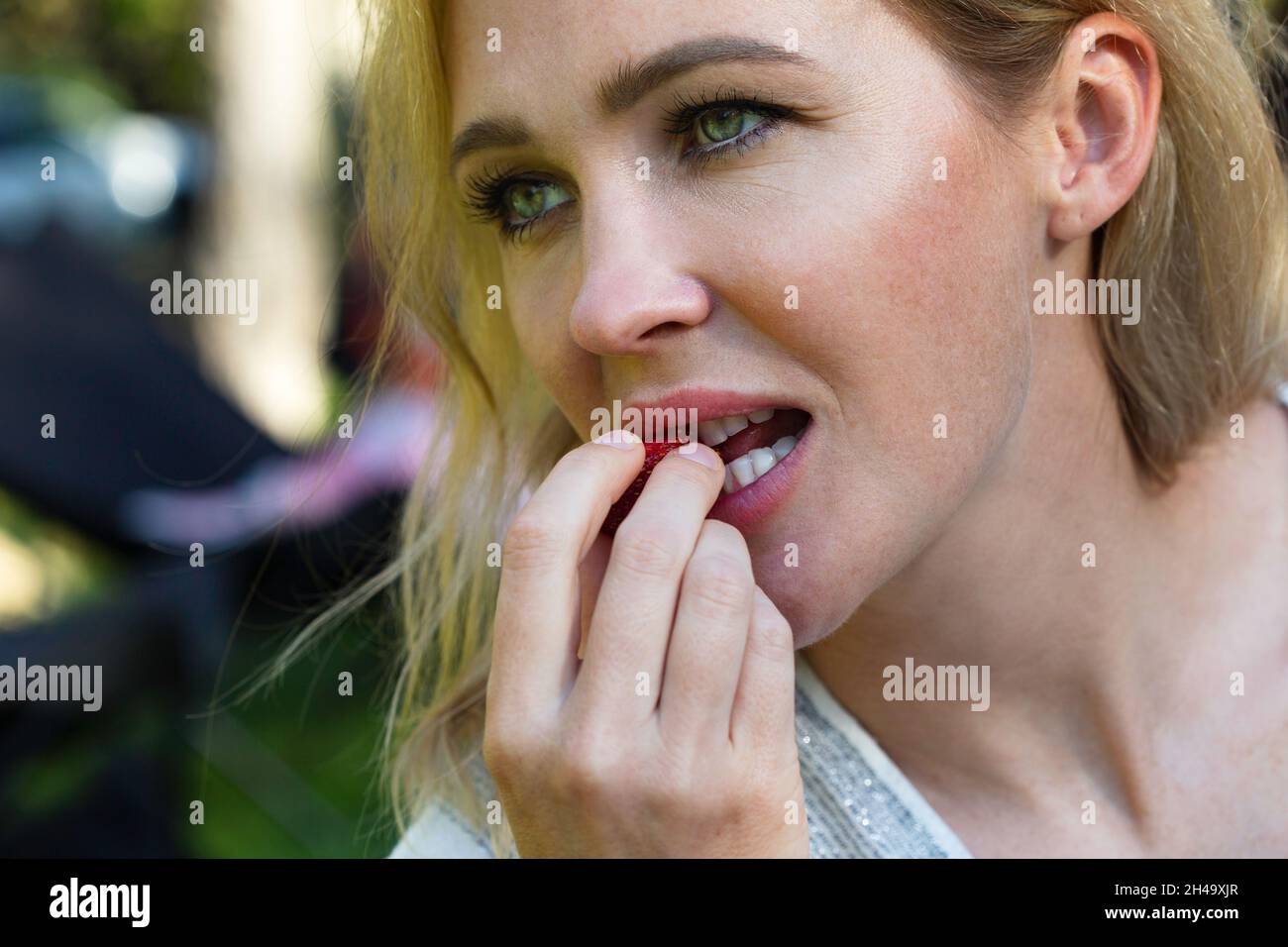 sexy femmes eatin fraise Banque D'Images