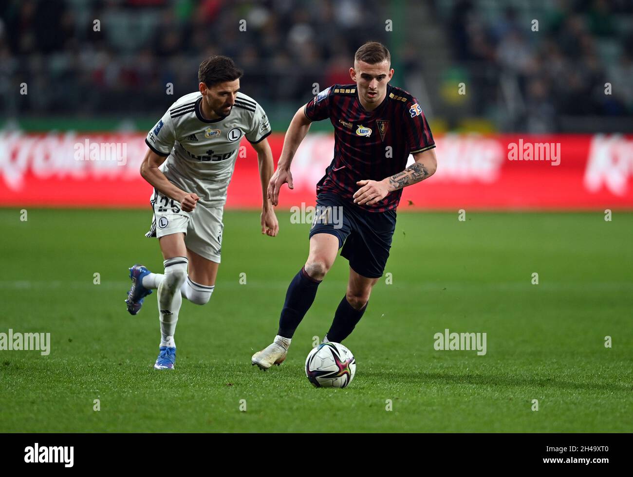 VARSOVIE, POLOGNE - OCTBER 31, 2021: Jeu de la Ligue polonaise de football Legia Warszawa - Pogon Szczecin, Filip Mladenovic (Legia Warszawa) Kacper Kozlowski (PoG Banque D'Images