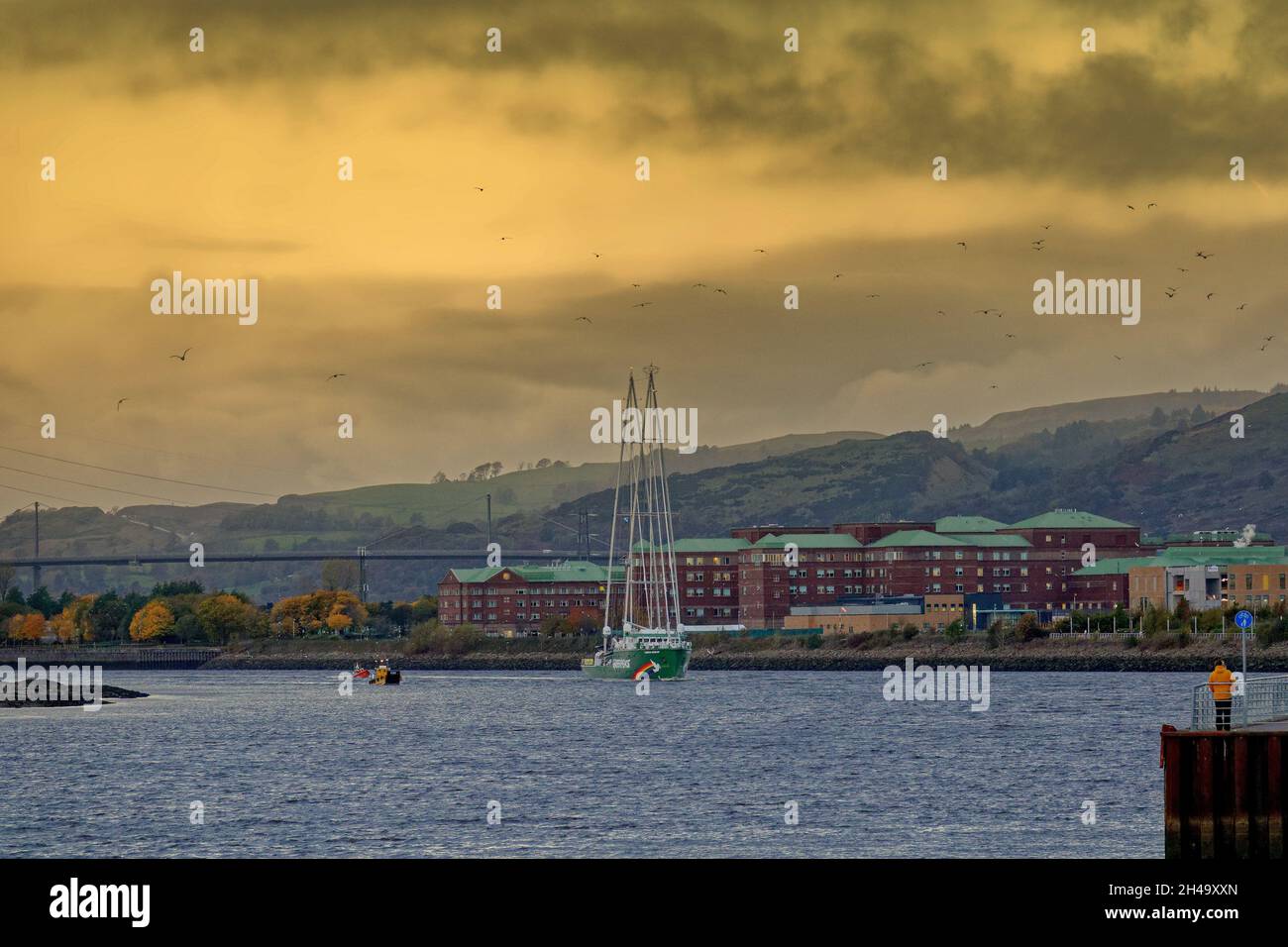 Glasgow, Écosse, Royaume-Uni 1er novembre 2021.UK Météo : le guerrier arc-en-ciel passe sous le pont erskine dans le clyde et par la vieille grue de construction navale clyde titan où les grands paquebots de clyde ont été construits ondulés par des spectateurs à clydebank escortés par des dingy en caoutchouc rnli et un hélicoptère..Crédit : Gerard Ferry/Alay Live News Banque D'Images