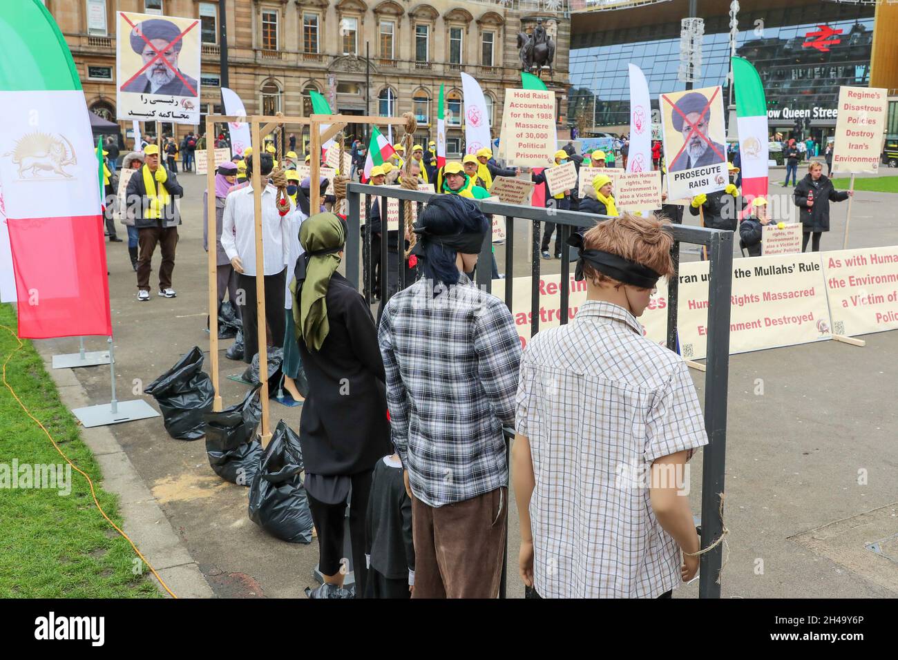 Glasgow, Royaume-Uni.1er novembre 2021.Un certain nombre de ressortissants iraniens ont organisé un rassemblement de protestation à George Square, Glasgow, Écosse, Royaume-Uni contre RAISI, le mollah iranien, alléguant qu'il était responsable de la mort de nombreux citoyens iraniens et de la destruction générale de l'environnement iranien.Le rassemblement a été pris en charge par STRUAN STEVENSON, (ex-eurodéputé) Président de l'Association européenne pour la liberté en Irak (EIFA).Crédit : Findlay/Alay Live News Banque D'Images
