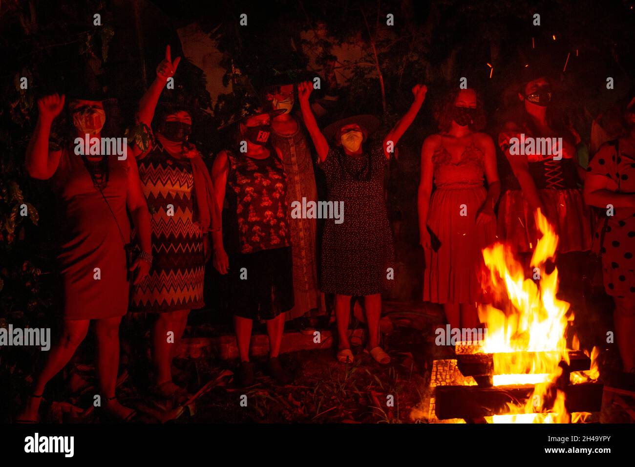 Plusieurs femmes autour d'un feu de camp.La nuit des sorcières rouges - était un événement politique d'Halloween contre le président Jair Bolsonaro. Banque D'Images