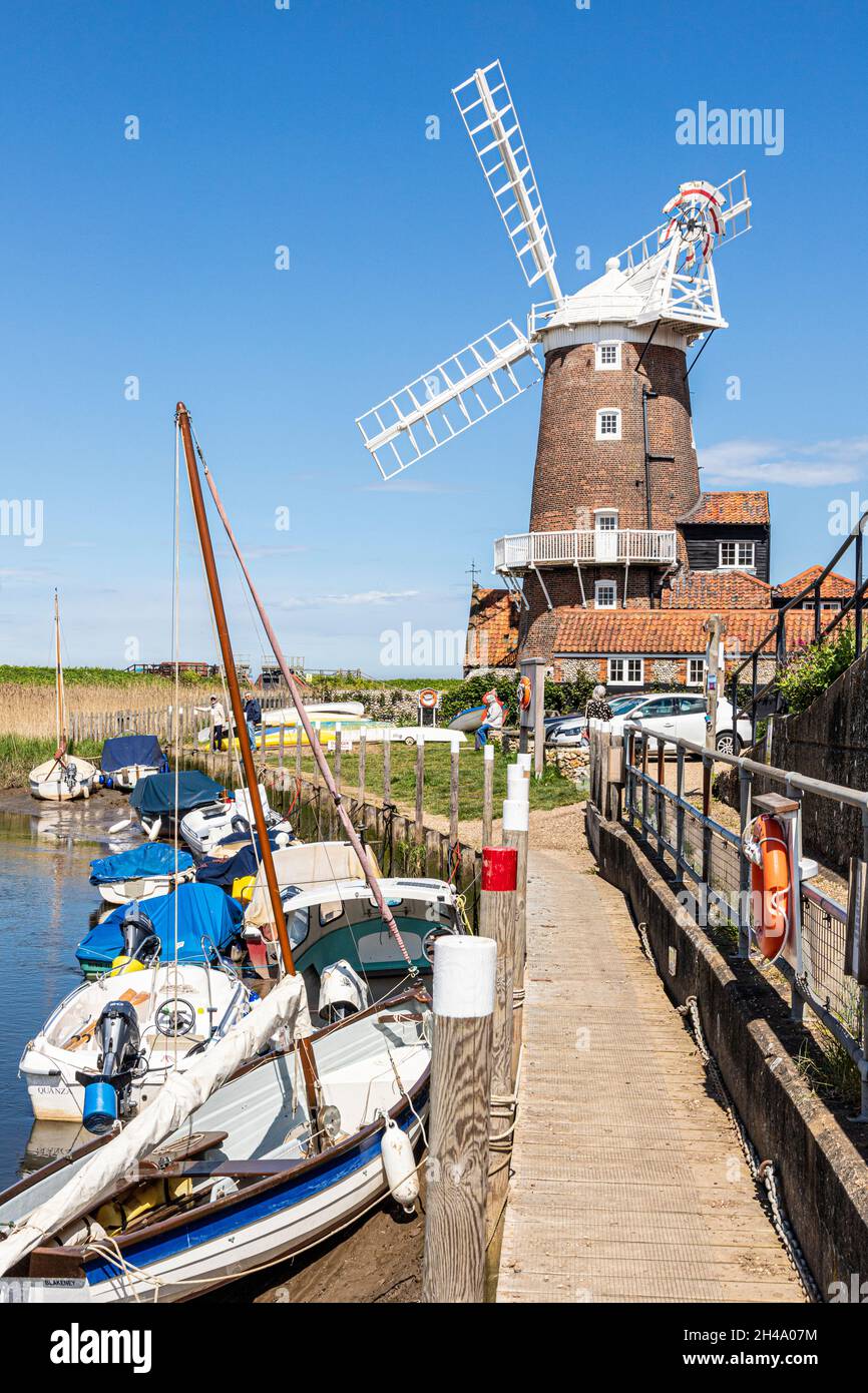 Le moulin à vent CLEY du début du XIXe siècle, à côté de la rivière Glaven, dans le village de CLEY, à côté de la mer, Norfolk, Royaume-Uni Banque D'Images