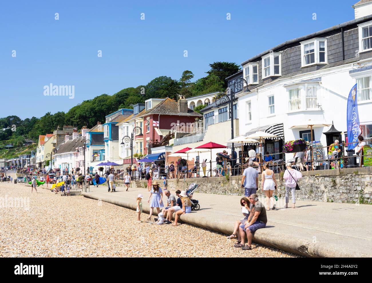 Lyme Regis Lyme Bay - magasins cafés et restaurants sur Marine Parade front de mer surplombant la plage de sable de Lyme Regis Dorset Angleterre GB Europe Banque D'Images