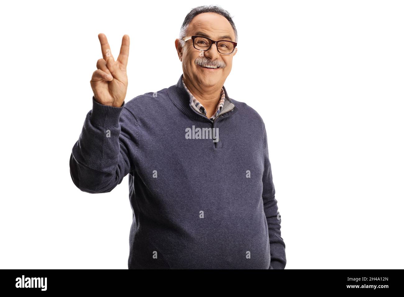 Homme mûr gai gesturant signe de victoire isolé sur fond blanc Banque D'Images
