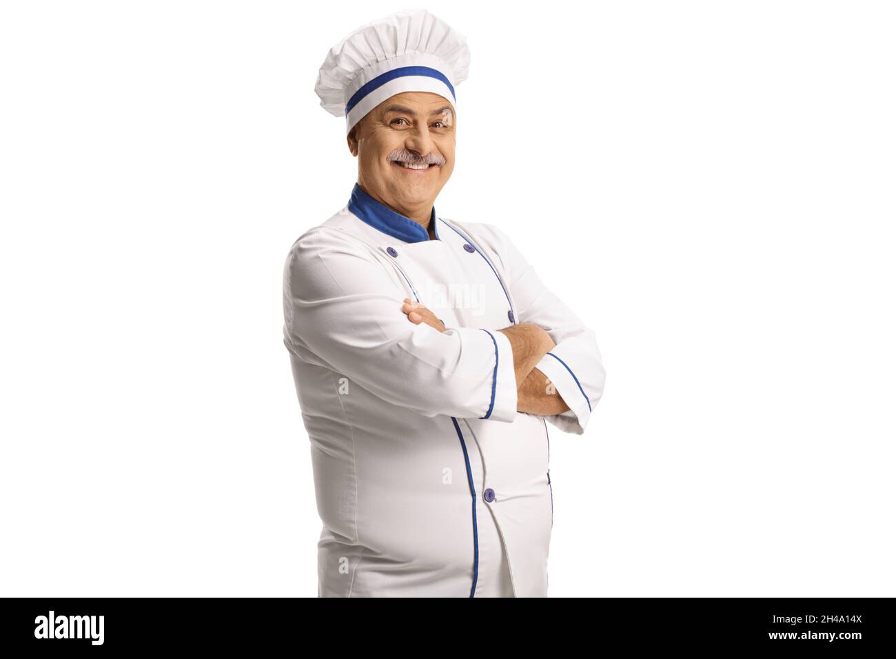 Chef mâle mature en uniforme posant avec des bras croisés isolés sur fond blanc Banque D'Images