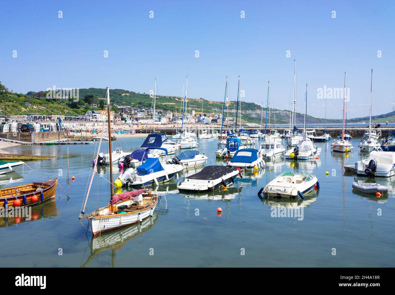 Bateaux de pêche et bateaux de plaisance dans le port de la côte jurassique à Lyme Regis Dorset Angleterre GB Europe Banque D'Images