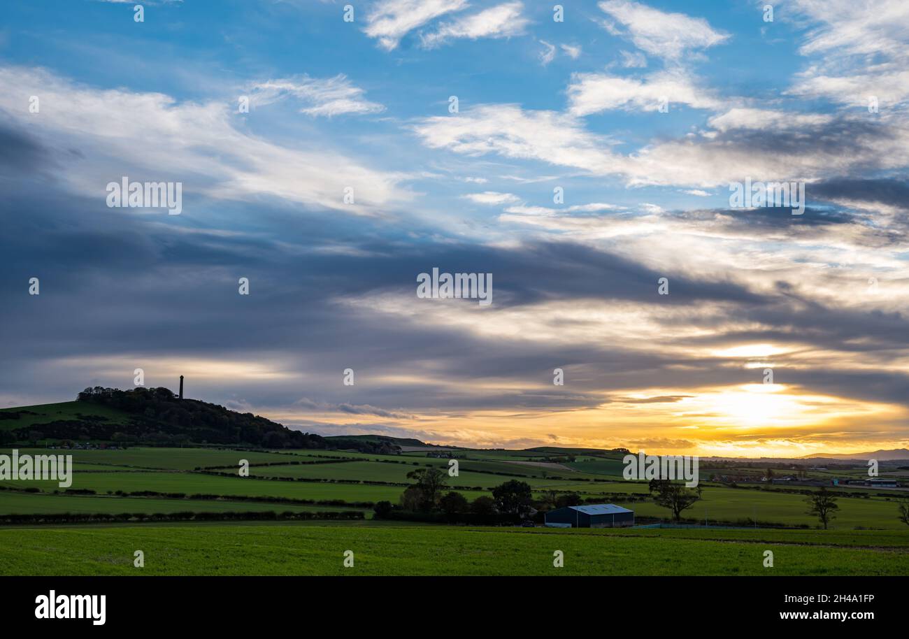 East Lothian, Écosse, Royaume-Uni, 1er novembre 2021.Météo au Royaume-Uni : soleil brumeux au coucher du soleil.Le premier jour du mois est sec avec seulement l'soupçon de soleil regardant vers l'ouest vers la colline de Byres et le monument Hopetoun juste avant le coucher du soleil qui est maintenant autour de 16h30 après la fin de l'heure d'été britannique Banque D'Images