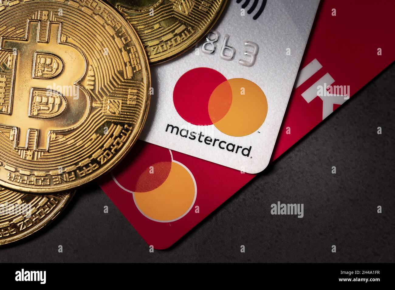 Antalya, Turquie - 1 novembre 2021 : crypto-monnaie Bitcoin sur une carte de crédit MasterCard. Banque D'Images