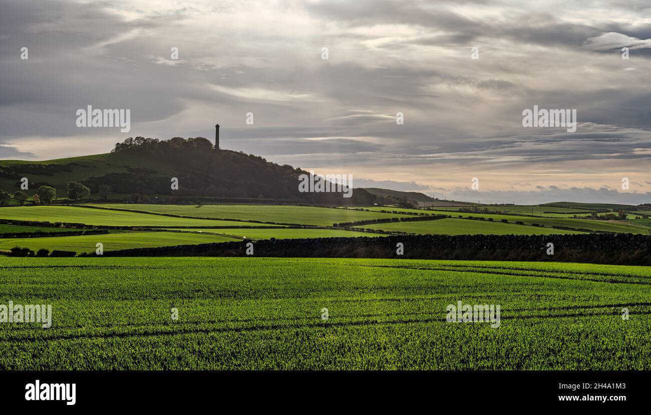 East Lothian, Écosse, Royaume-Uni, 1er novembre 2021.Météo au Royaume-Uni : soleil brumeux au coucher du soleil.Le premier jour du mois est sec avec seulement la pointe de soleil regardant l'Ouest vers la colline Byres et le monument Hopetoun. Banque D'Images